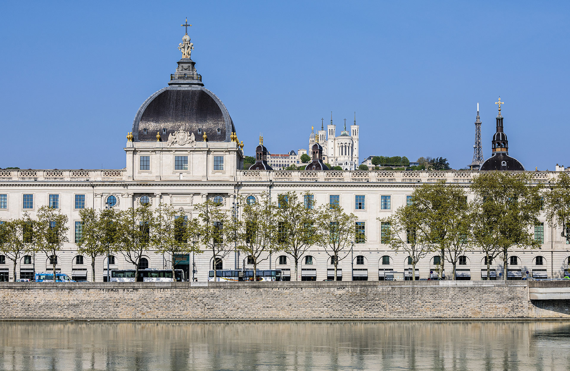 Le Grand Hôtel-Dieu au bord du Rhône